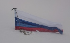 Российский флаг на вершине Монгун-Тайги.jpg
